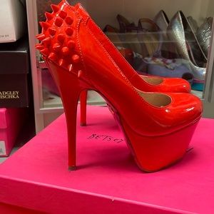 Betsey Johnson, Ginger. Size 6